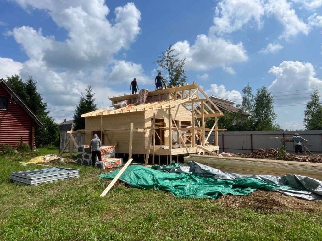 Стены и стропила второго дома